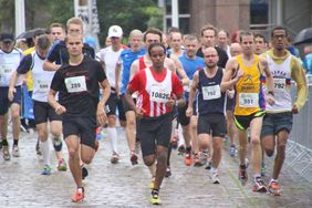 Amanuel Desale (Mitte) beim Citylauf in Dortmund. Foto: Peter Middel