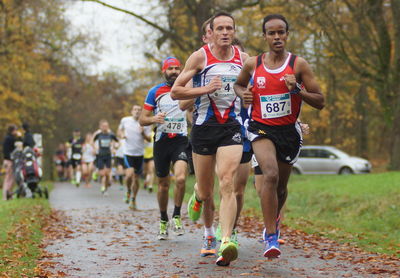 Amanuel Desale führt das Zehn-Kilometer-Feld in Westerwinkel an. Foto: Mathias Schwenke