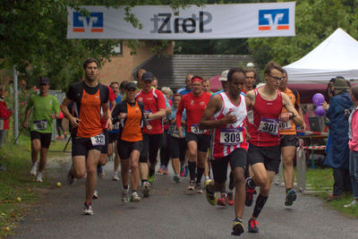 Start zum Hospizlauf 2015. Vorn Amanuel Desale (309) und Jonas Barwinski (308). Foto: Mathias Schwenke