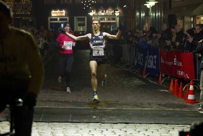 Marc-André Ocklenburg gewinnt den Ahlener Citylauf 2013. Foto: Elmar Kremser