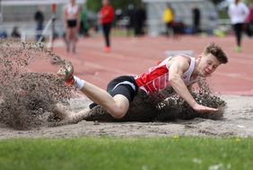 Jan Wiese springt in Weinheim 6,72 Meter. Foto: Ralf Görlitz