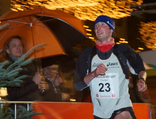 Thorben Dietz gewinnt den Ahlener Wintercitylauf 2013. Foto: Stefan Schwenke